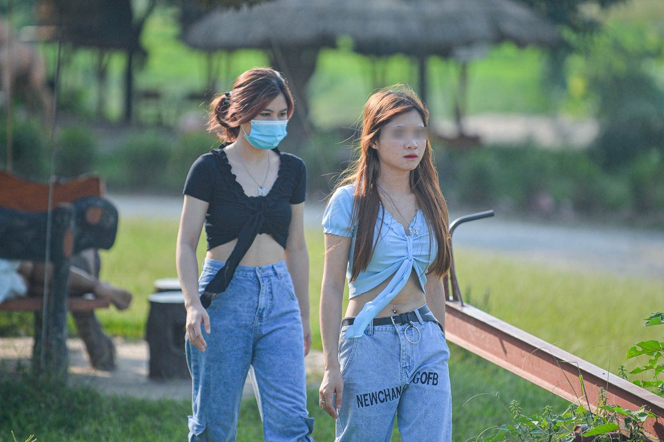 Đông nghẹt người tụ tập vui chơi, ăn uống tại bãi đá sông Hồng cuối tuần - 4 Đông nghẹt người tụ tập vui chơi, ăn uống tại bãi đá sông Hồng cuối tuần - 4