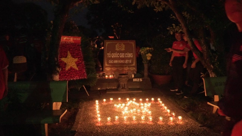 Hàng ngàn ngọn nến thắp sáng nghĩa trang trong đêm tri ân liệt sĩ - 8 Hàng ngàn ngọn nến thắp sáng nghĩa trang trong đêm tri ân liệt sĩ - 8
