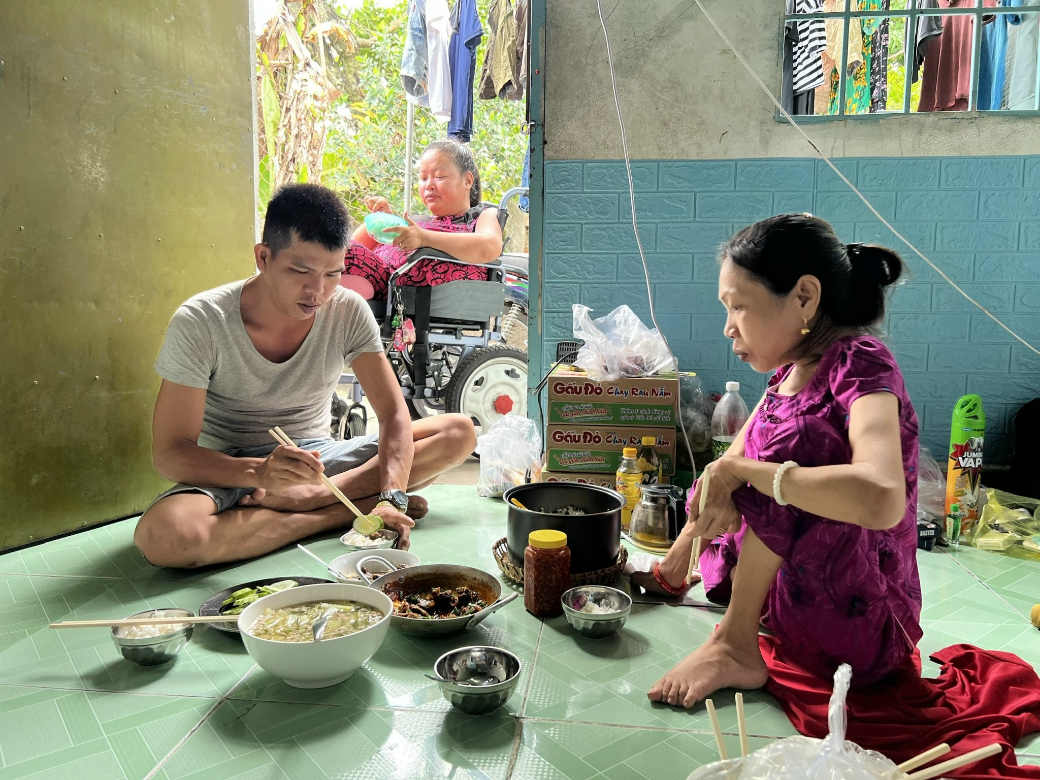 Chàng trai cãi lời mẹ quyết lấy vợ chỉ ngồi một chỗ - 7 Chàng trai cãi lời mẹ quyết lấy vợ chỉ ngồi một chỗ - 7