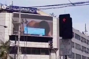 Video khiêu dâm bất ngờ xuất hiện trên đường phố Philippines