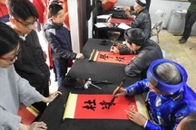 Học trò xin chữ và bài học về nét đẹp cội nguồn