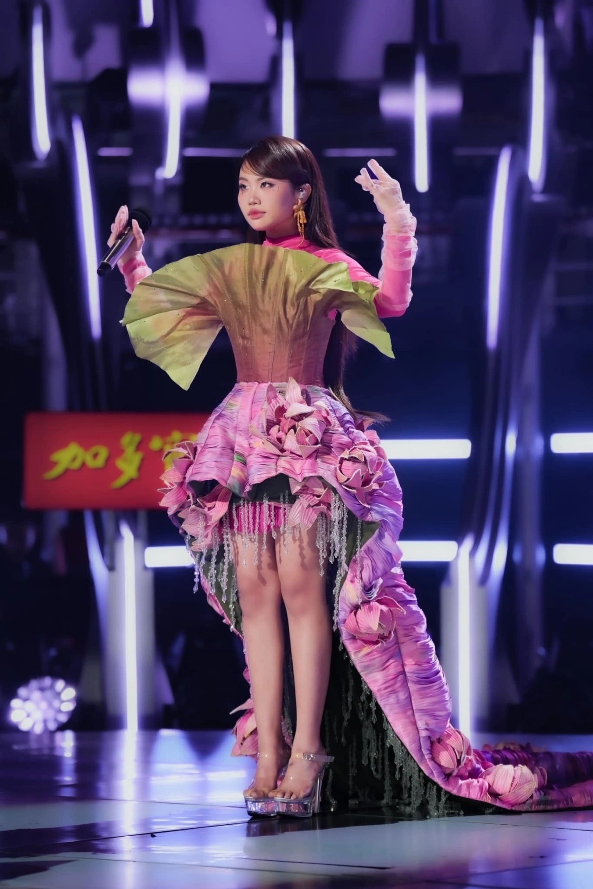Phương Mỹ Chi gây sốt với 3 trang phục biểu diễn ở cuộc thi hát quốc tế - 4