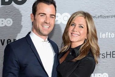 Jennifer Aniston ôm chặt hôn phu tương lai