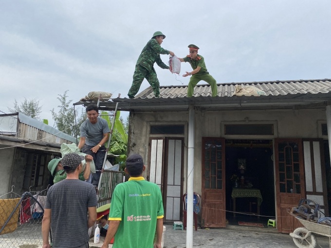 Lực lượng chức năng tỉnh Thừa Thiên Huế giúp đỡ người dân chèn, chống nhà cửa trước khi cơn bão số 4 đổ bộ