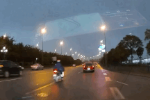 Nhập làn ẩu, taxi xô người đi xe máy ngã sõng soài