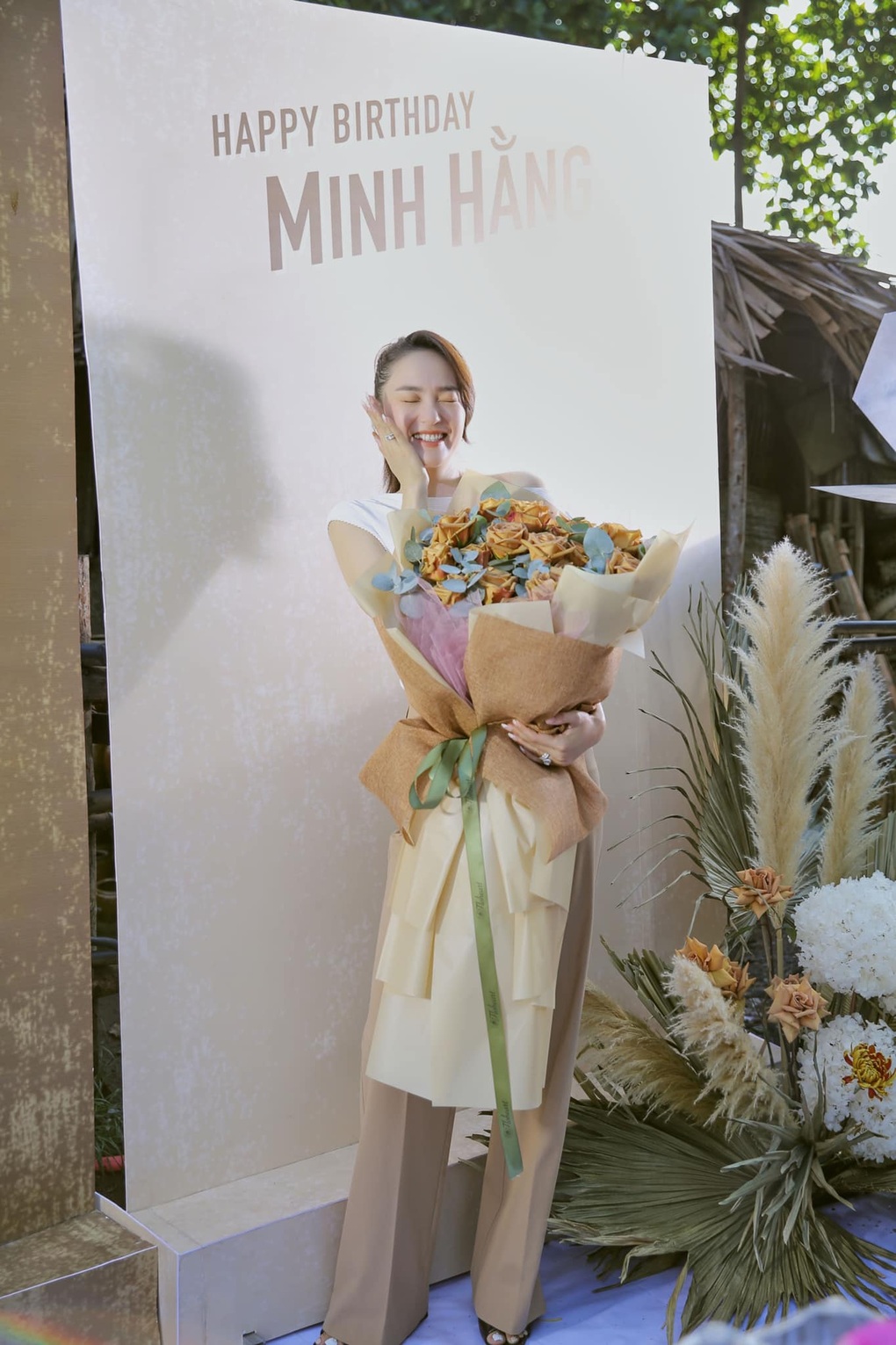 Vì sao Minh Hằng không hưởng tuần trăng mật mà xuất hiện trên phim trường? - 2 Vì sao Minh Hằng không hưởng tuần trăng mật mà xuất hiện trên phim trường? - 2