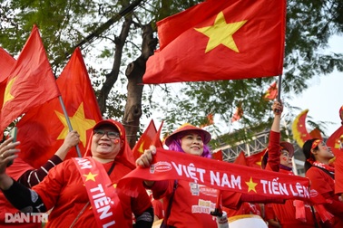 Cổ động viên vượt hàng trăm cây số đi từ sáng sớm cổ vũ tuyển Việt Nam