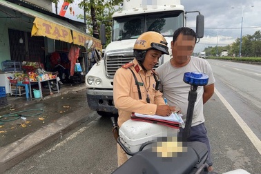 Hàng chục tài xế bị xử phạt vì đậu xe đầu kéo trên đường cấm ở TPHCM
