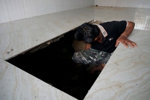 “Hố tử thần” xuất hiện giữa nhà dân sau bão Kalmaegi