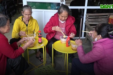 Độc lạ tiệm mì giá chỉ 1.000 đồng