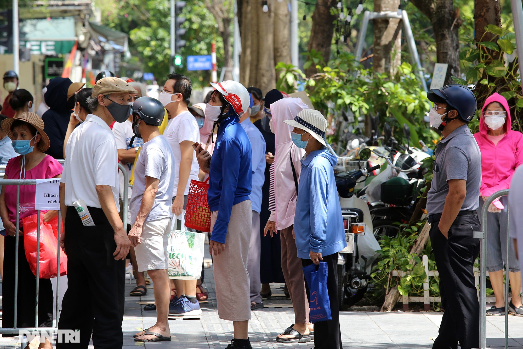 Xếp hàng dài chờ mua bánh trung thu trên phố Bà Triệu - 2 Xếp hàng dài chờ mua bánh trung thu trên phố Bà Triệu - 2