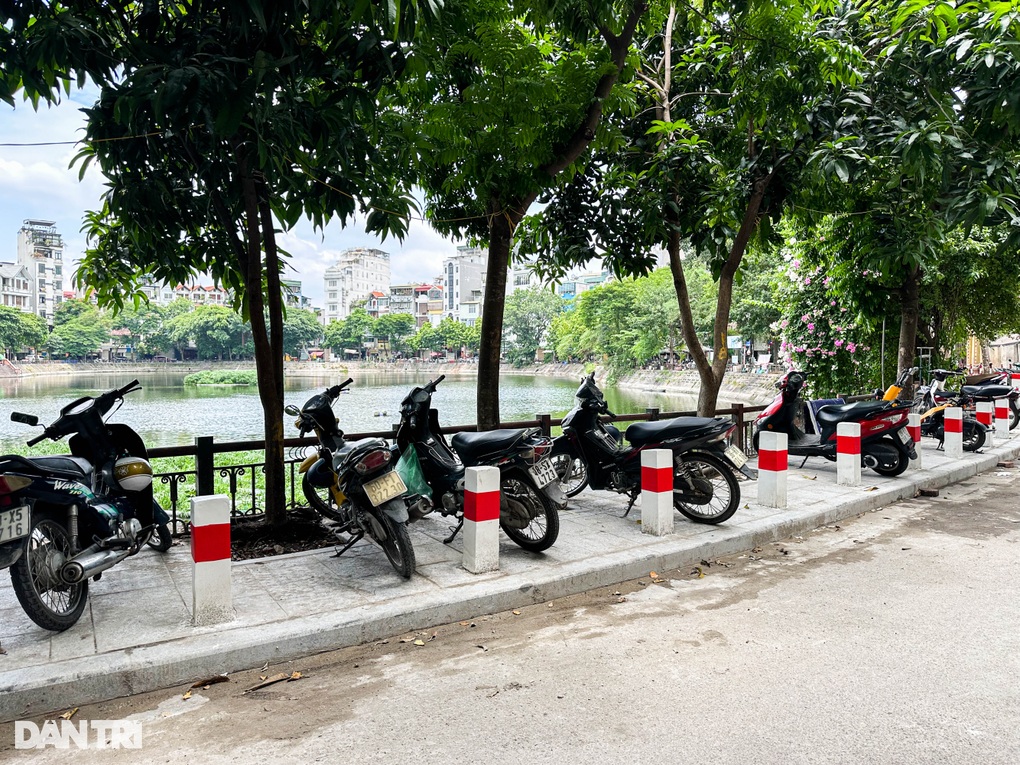 Hà Nội: Cọc bê tông mọc quanh hồ Văn Chương để ngăn lấn chiếm vỉa hè - 9 Hà Nội: Cọc bê tông mọc quanh hồ Văn Chương để ngăn lấn chiếm vỉa hè - 9