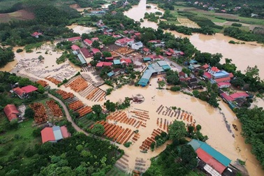 Nhiều thôn ở Lạng Sơn bị cô lập trong mưa lũ, hàng trăm người được sơ tán