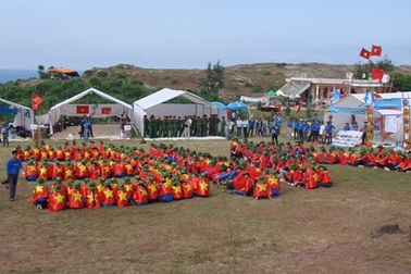 900 sinh viên xếp chữ Việt Nam khổng lồ trên đảo Lý Sơn