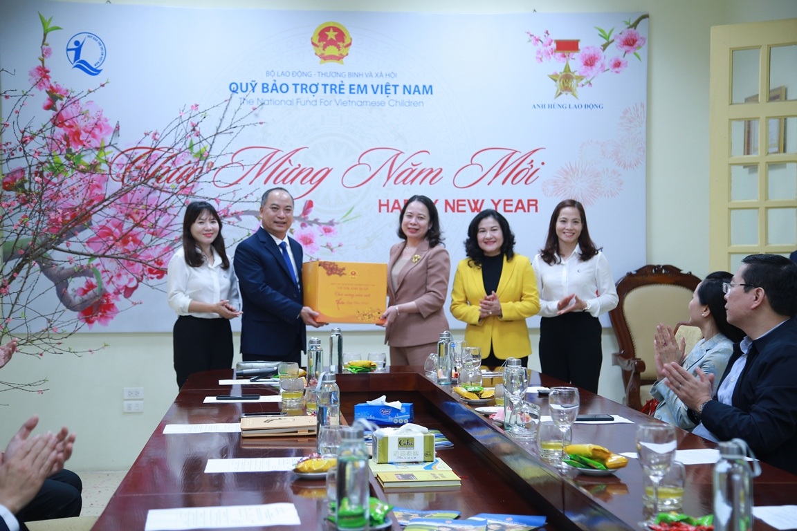 4. Phó Chủ tịch nước Võ Thị Ánh Xuân và Thứ trưởng Nguyễn Thị Hà tặng quà cho Quỹ BTTEVN.JPG 4. Phó Chủ tịch nước Võ Thị Ánh Xuân và Thứ trưởng Nguyễn Thị Hà tặng quà cho Quỹ BTTEVN.JPG