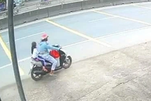 Người phụ nữ "bắt cóc" bé gái lớp 1 trước cổng trường, lấy đôi bông tai