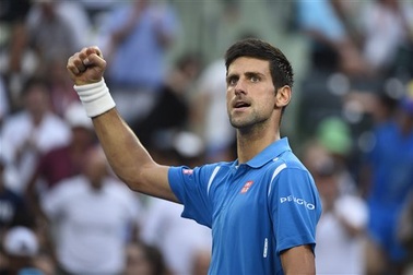 Djokovic vất vả giành vé vào tứ kết