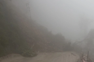 Hàng nghìn mét khối đất đá sạt lở, đường lên cửa khẩu Cầu Treo tê liệt