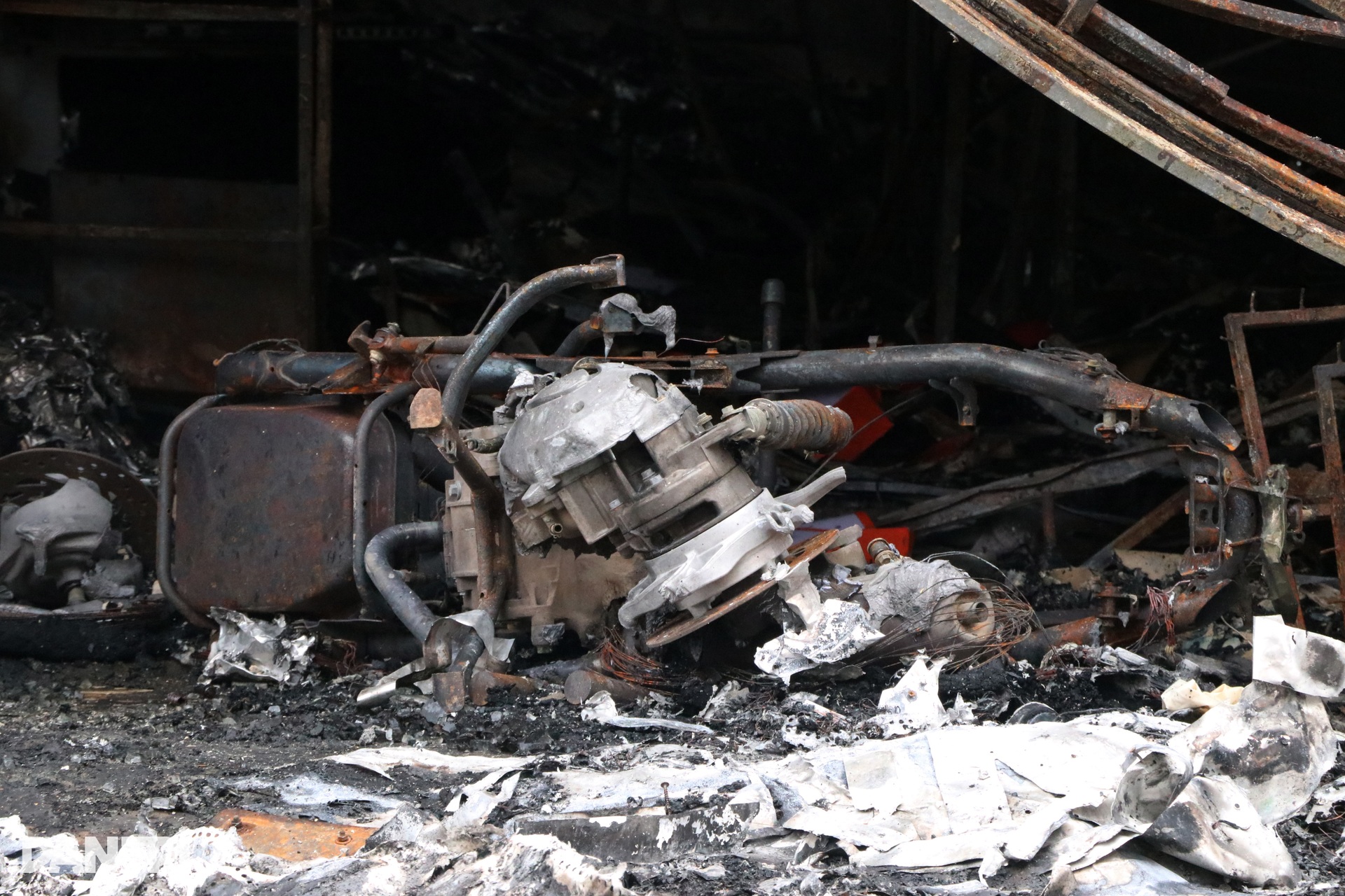 Cháy cửa hàng quần áo: 3 tiếng nổ vang lên, người vợ khản cổ kêu cứu chồng - 5