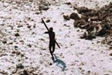 Thổ dân trên hòn đảo bí ẩn sẵn sàng bắn chết bất cứ ai tiếp cận