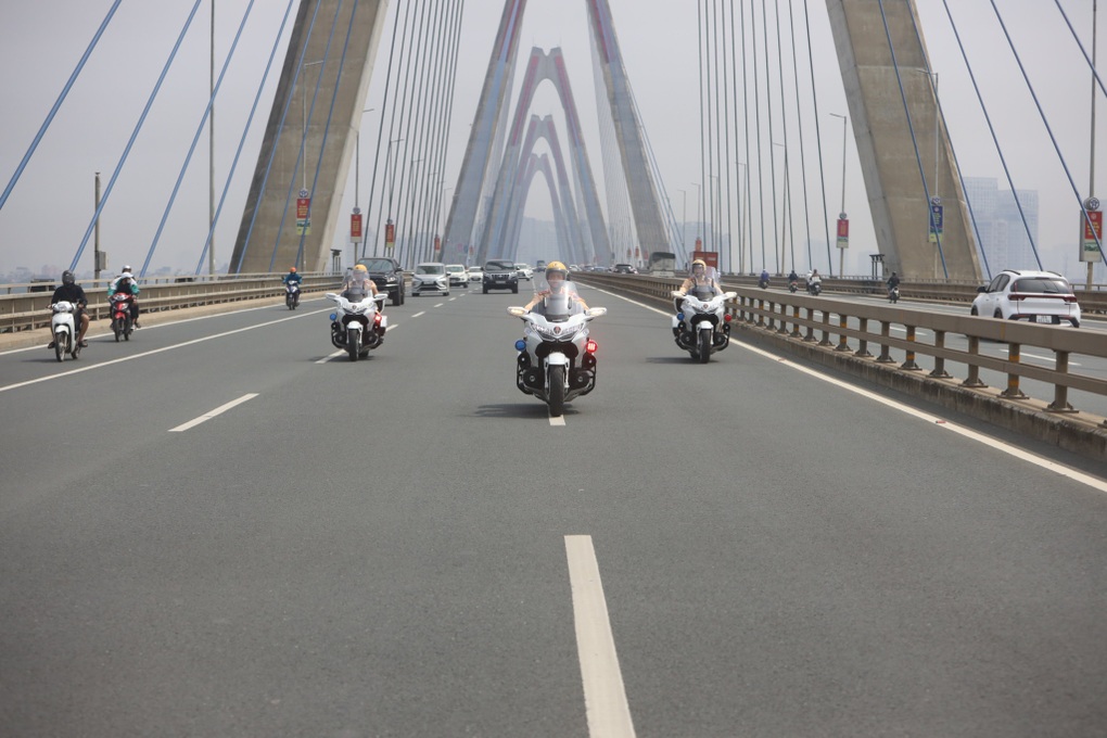 Dùng dàn siêu mô tô mới để dẫn đoàn Tổng thống Hàn Quốc thăm Việt Nam - 3 Dùng dàn siêu mô tô mới để dẫn đoàn Tổng thống Hàn Quốc thăm Việt Nam - 3