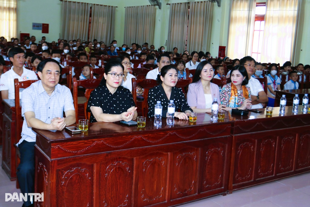 Trẻ em nghèo, hoàn cảnh khó khăn nhận học bổng, xe đạp đến trường - 2 Trẻ em nghèo, hoàn cảnh khó khăn nhận học bổng, xe đạp đến trường - 2