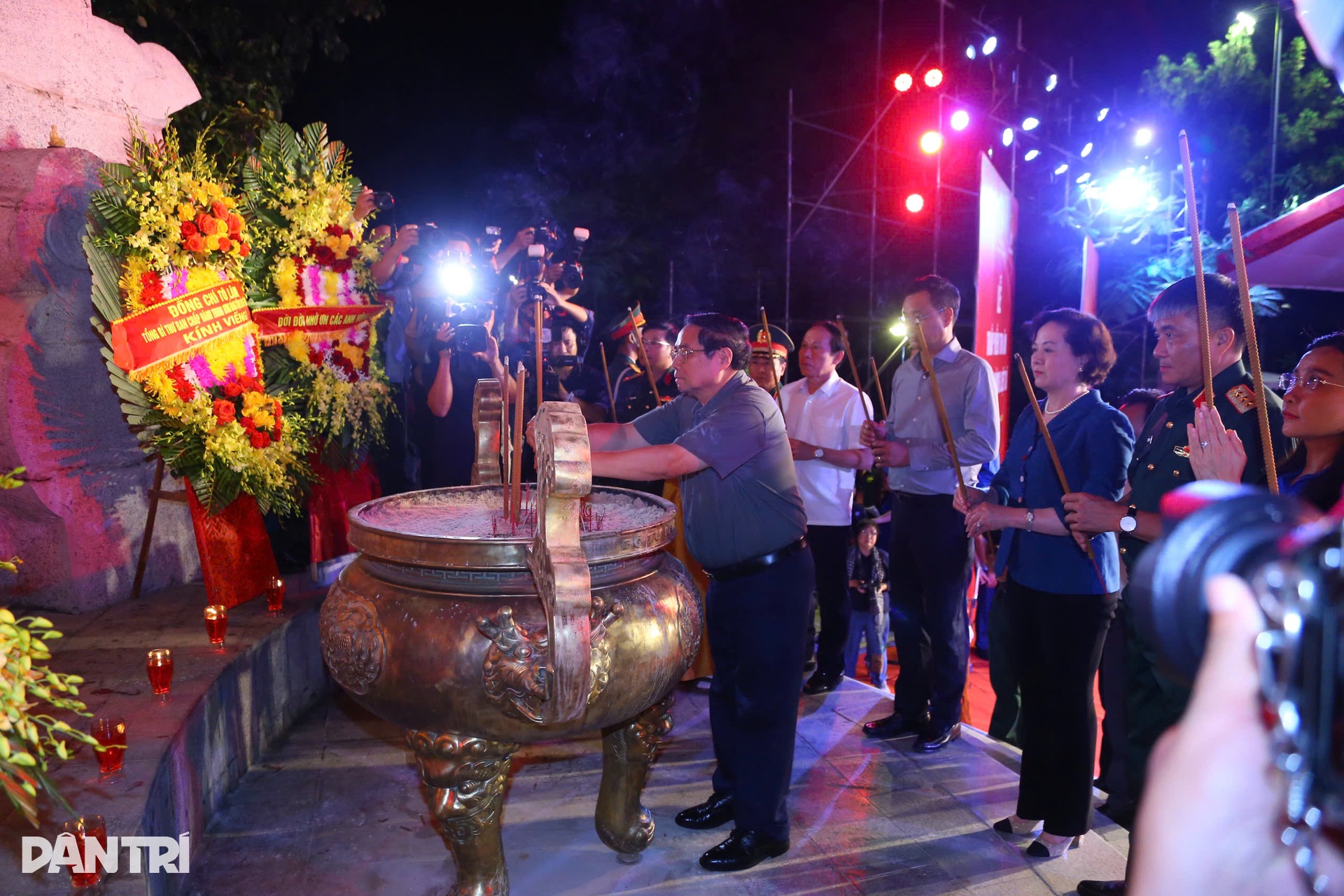 Xúc động lễ thắp nến tri ân, trao di ảnh liệt sỹ được phục dựng bằng AI - 3 Xúc động lễ thắp nến tri ân, trao di ảnh liệt sỹ được phục dựng bằng AI - 3