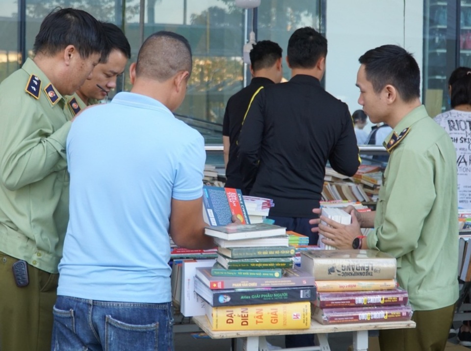Thu giữ hàng loạt sách giả tại Hội chợ sách ở Hà Nội - 1 Thu giữ hàng loạt sách giả tại Hội chợ sách ở Hà Nội - 1