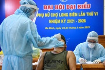 Lấy mẫu xét nghiệm giữa đêm 260 cán bộ, tiểu thương chợ Long Biên