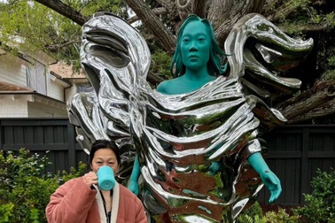 Mark Zuckerberg dựng tượng vợ ngay trong vườn nhà