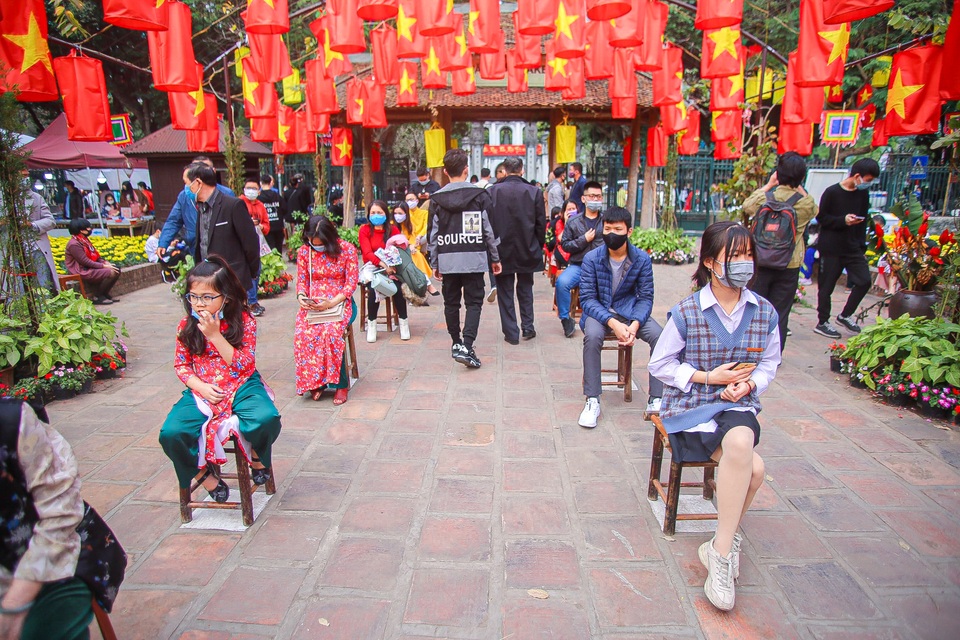 Ông đồ đeo khẩu trang, cho chữ ngày đầu năm mới - 2 Ông đồ đeo khẩu trang, cho chữ ngày đầu năm mới - 2