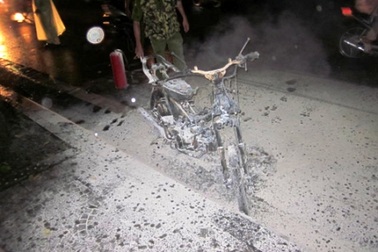 Xe máy tự bốc cháy thành tro trong đêm Trung thu