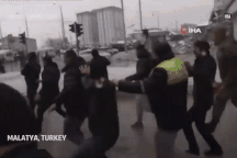 Người đàn ông mắc kẹt 187 tiếng dưới đống đổ nát, uống nước tiểu để sống