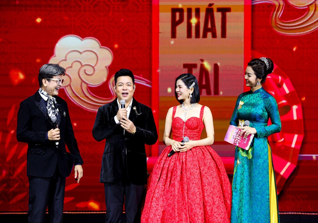 Hoài Linh làm bác sĩ, Xuân Bắc - Tự Long nói xấu vợ trên sân khấu - 5 Hoài Linh làm bác sĩ, Xuân Bắc - Tự Long nói xấu vợ trên sân khấu - 5
