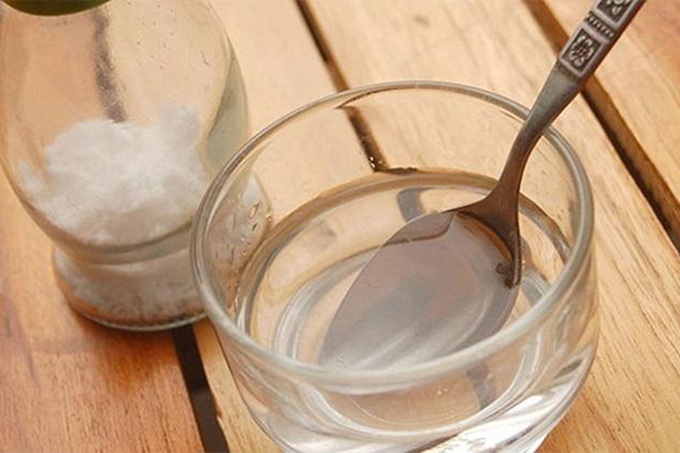 Nước muối pha loãng Một số người uống nước muối pha loãng vào buổi sáng để làm giảm chứng táo bón nhưng nếu uống lâu dài,