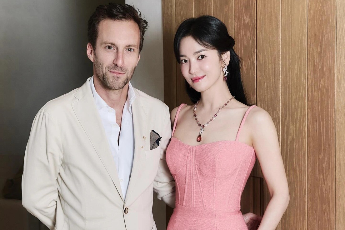 Song Hye Kyo diện váy cúp ngực gợi cảm, khoe nhan sắc không tuổi