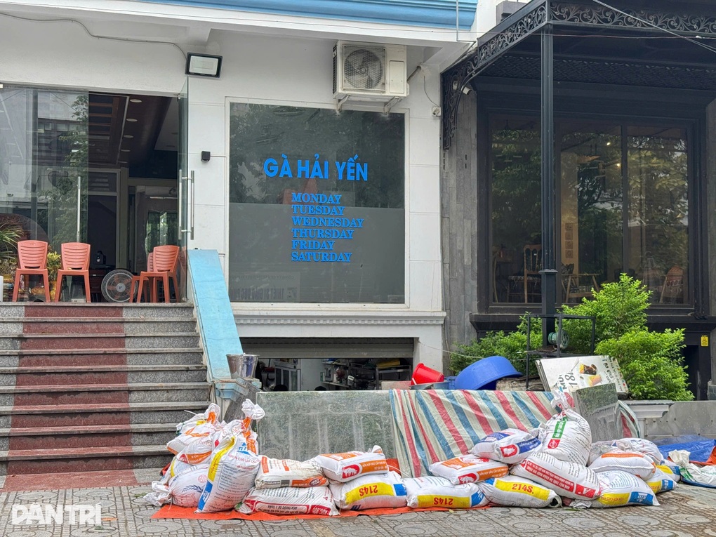 Biệt thự nhà giàu ở Hà Nội chống bão bằng bao cát, xếp xe tải chắn xe sang - 3 Biệt thự nhà giàu ở Hà Nội chống bão bằng bao cát, xếp xe tải chắn xe sang - 3