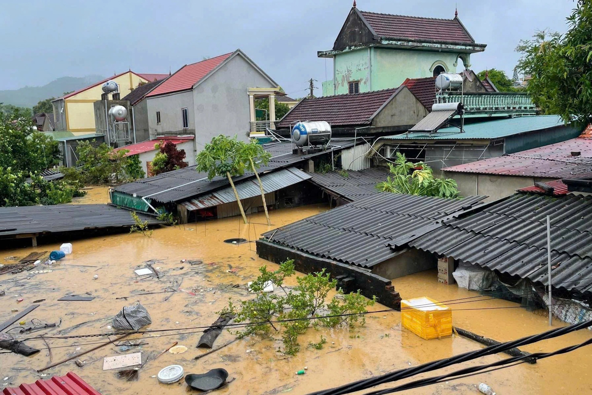 Nước ngập ngang mái nhà trong trận lũ chưa từng có ở xã miền núi Nghệ An - 3 Nước ngập ngang mái nhà trong trận lũ chưa từng có ở xã miền núi Nghệ An - 3