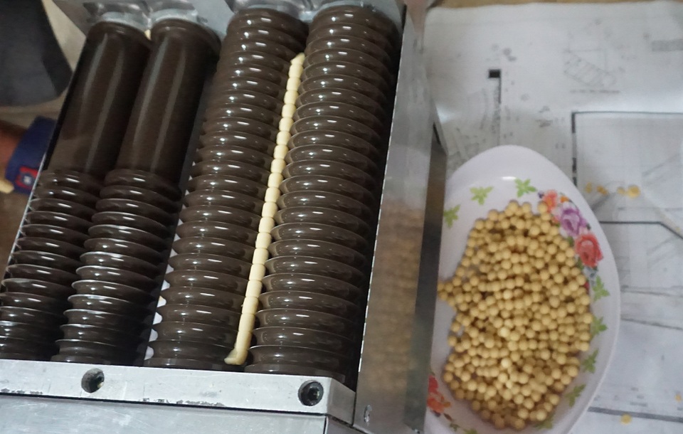 Cả làng kiếm tiền Tết từ thứ quà như... hòn bi ve - 4 Cả làng kiếm tiền Tết từ thứ quà như... hòn bi ve - 4