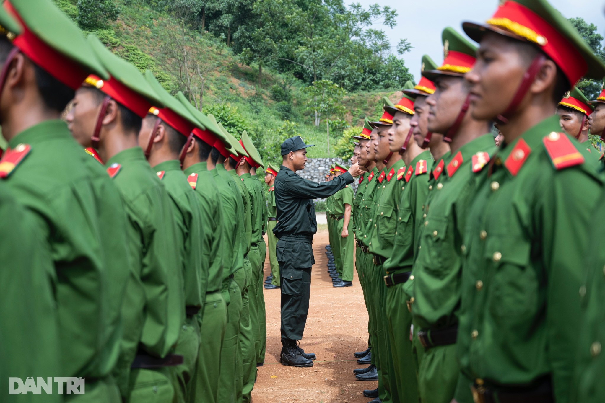 Đại uý 3 lần làm khối trưởng diễu binh kể chuyện vượt khó, vượt khổ - 6