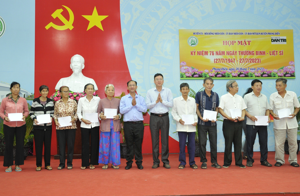 Báo Dân trí tặng quà tri ân người có công ở Cần Thơ - 5 Báo Dân trí tặng quà tri ân người có công ở Cần Thơ - 5