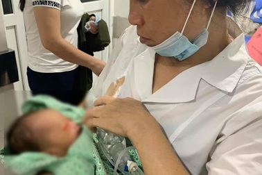 Vứt con mới đẻ giữa trời nắng nóng, người mẹ bị xử lý ra sao?