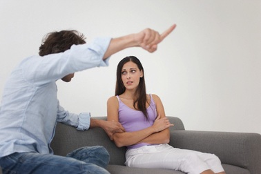 Cản vợ đi làm để rộng đường chuyên quyền, độc đoán