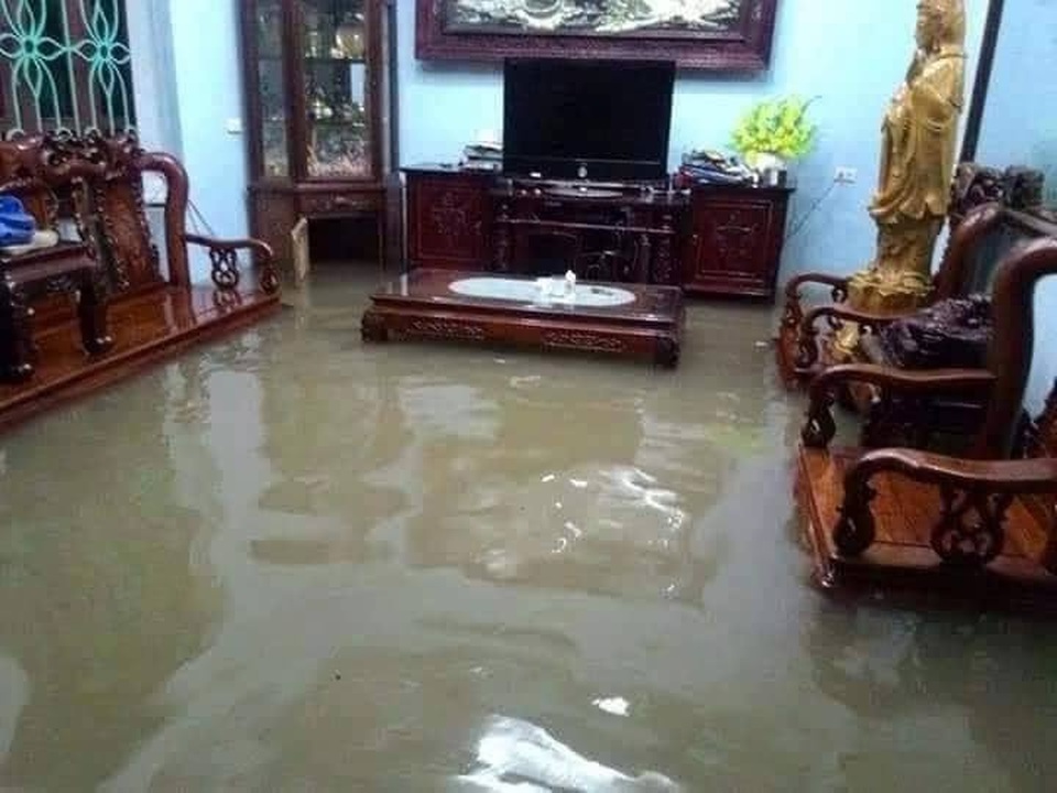 Mùng 1 Tết phố ngập như sông, nước lênh láng trong nhà - 7 Mùng 1 Tết phố ngập như sông, nước lênh láng trong nhà - 7