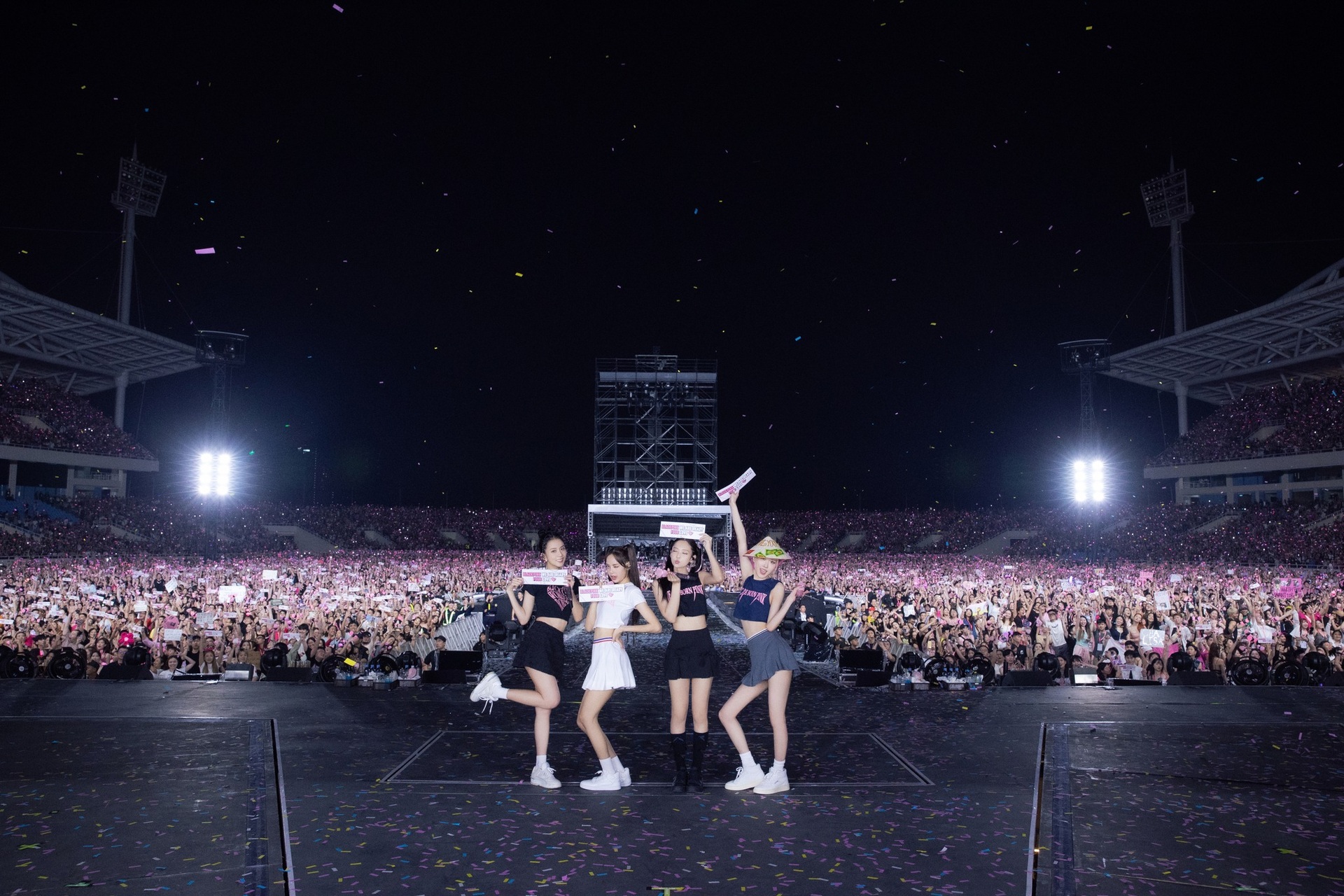 SVĐ Mỹ Đình: Từ sự kiện thể thao, show Blackpink đến đồng diễn kỷ lục yoga - 12 SVĐ Mỹ Đình: Từ sự kiện thể thao, show Blackpink đến đồng diễn kỷ lục yoga - 12