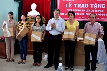 Bộ Thông tin-Truyền thông tặng ngư dân thiết bị thông tin liên lạc trên biển