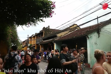 Biểu diễn nhạc cụ dân tộc trên đường phố Hội An