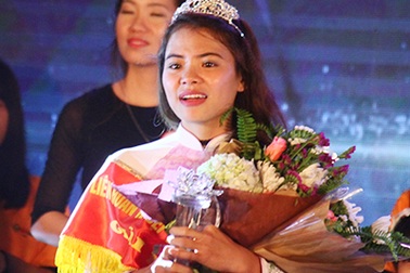 Nữ sinh 9X trường Sư phạm trở thành Hoa khôi Vầng trăng khuyết