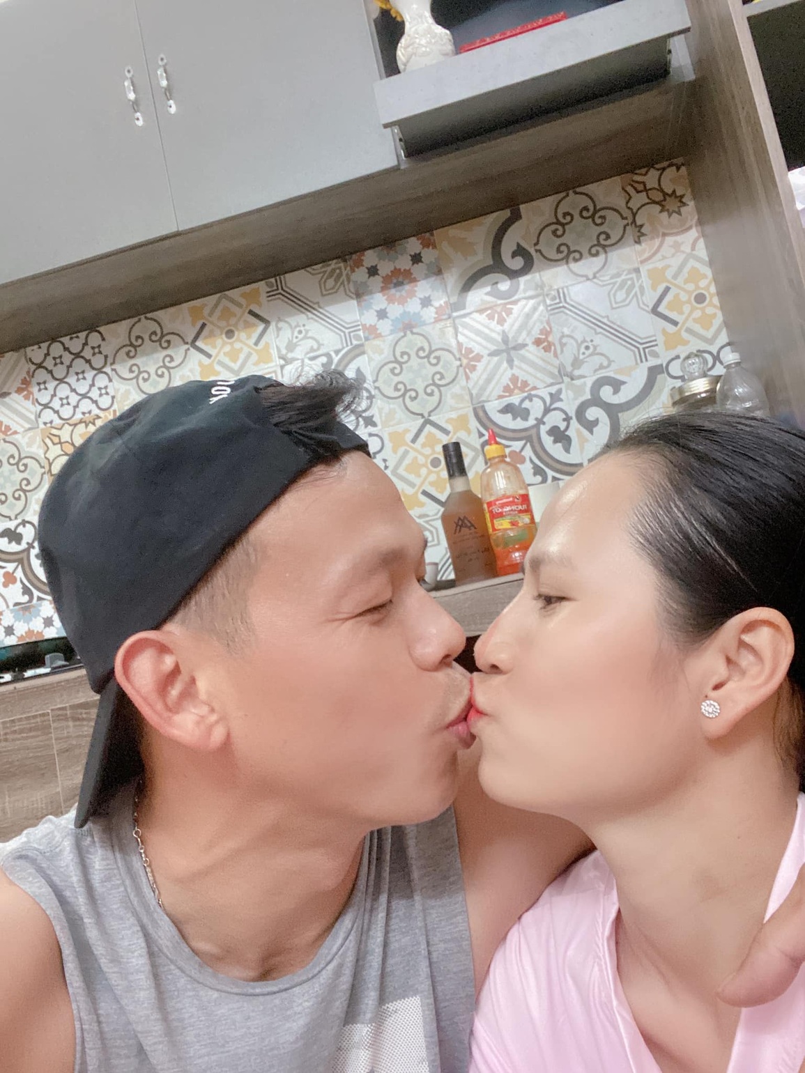 Quế Ngọc Hải lấy hoa đội bóng về làm quà valentine cho vợ - 2 Quế Ngọc Hải lấy hoa đội bóng về làm quà valentine cho vợ - 2