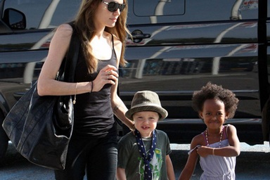 Angelina Jolie đưa hai con đi siêu thị